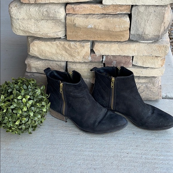 SOLD Steve Madden Booties Ankle Boots - Picture 2 of 7